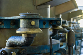 • The tea factory displays original machinery that is still used to bruise the tea leaves. (Photo By Chen Mei-ling)<br/><br/>
• A pressure gauge on the rolling drums (Photo By Chen Mei-ling)