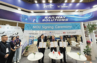 National Kaohsiung University of Science and Technology Railway Technical Center and Hitachi staff meet to sign a memorandum of understanding at the Mass-Trans Innovation Japan 2025 trade fair. (Courtesy of Chang Chien Jia-ren)