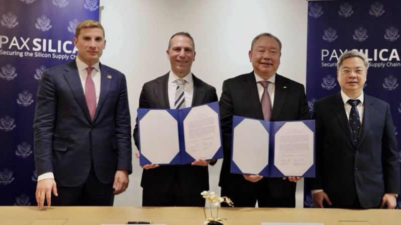 New Southbound Policy。Bộ trưởng Bộ Kinh tế Cung Minh Hâm (bìa phải) và Thứ trưởng Ngoại giao Mỹ phụ trách Kinh tế Jacob Helberg (bìa trái) chứng kiến lễ ký kết “Tuyên bố chung về Tuyên bố Pax Silica và Hợp tác An ninh Kinh tế Đài Loan-Mỹ” vào ngày 27/1 tại Washington D.C. (Ảnh: Bộ Ngoại giao)