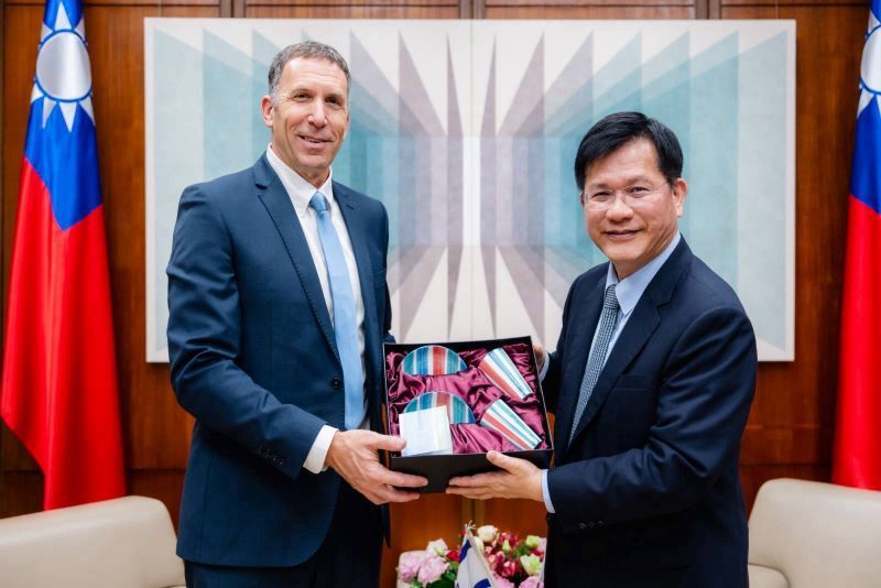 New Southbound Policy。Bộ trưởng Bộ Ngoại giao Lâm Giai Long (bên phải) chào đón cựu Bộ trưởng Tôn giáo Israel Matan Kahana sang thăm Đài Loan vào ngày 27/1 tại thành phố Đài Bắc. (Ảnh: Bộ Ngoại giao)