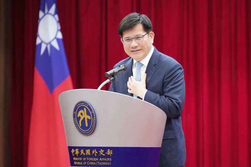 New Southbound Policy。Menanggapi ancaman militer, koersi ekonomi, dan infiltrasi politik yang terus dilakukan Tiongkok terhadap Taiwan, Menlu Lin menekankan bahwa tindakan-tindakan tersebut tidak hanya membahayakan keamanan Taiwan, tetapi juga menimbulkan tantangan serius bagi tatanan internasional berbasis aturan.
