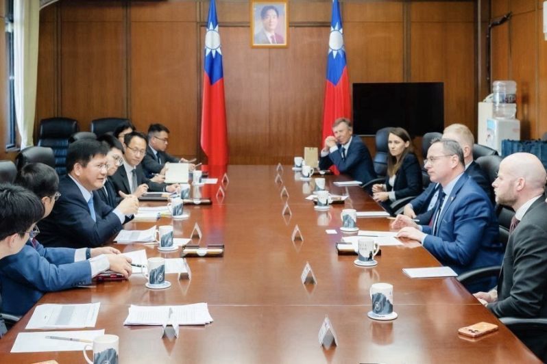 New Southbound Policy。Menlu Lin juga menegaskan kembali bahwa Taiwan dapat menjadi mitra paling tepercaya bagi Eropa dalam mendorong agenda “reindustrialisasi”, dengan memanfaatkan keunggulan kompetitif Taiwan di bidang kecerdasan buatan (AI) dan semikonduktor, serta membantu Eropa membangun rantai pasok non-merah yang lebih tangguh dan berketahanan.