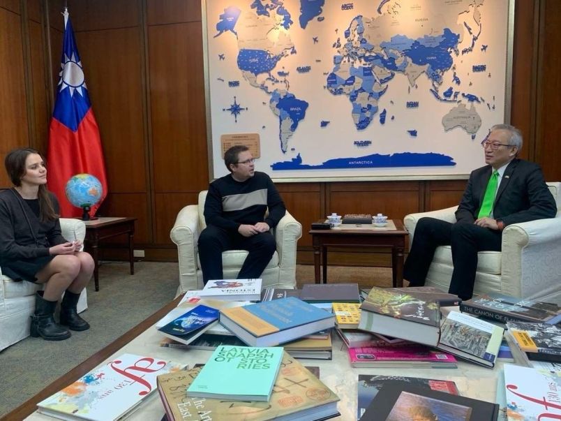 New Southbound Policy。Meskipun Taiwan bukan anggota Perserikatan Bangsa-Bangsa dan menghadapi keterbatasan dalam pengakuan diplomatik, Taiwan memiliki tata kelola demokrasi yang matang, ekonomi yang stabil, serta pertahanan nasional yang kuat.
