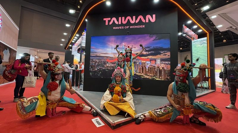New Southbound Policy。Kepala Kantor Perwakilan Taiwan di India, Chen Mu-min, hadir langsung dalam acara promosi pariwisata Taiwan di New Delhi, dan menyampaikan kepada para pelaku industri pariwisata India bahwa Taiwan tidak hanya dikenal sebagai pusat industri teknologi informasi, tetapi juga memiliki daya tarik wisata yang kaya dan beragam.
