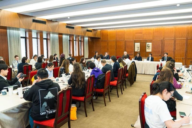 New Southbound Policy。Thứ trưởng Bộ Ngoại giao Ngô Chí Trung trao đổi với các giảng viên và sinh viên từ Viện Ngôn ngữ và Văn minh Phương Đông (INALCO) của Pháp, Trường Hành chính công Canada (ENAP) và Đại học Sư phạm Quốc gia Đài Loan (NTNU) tại buổi tọa đàm tổ chức vào ngày 5/2 tại thành phố Đài Bắc. (Ảnh: Bộ Ngoại giao)

