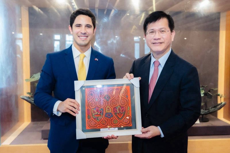 New Southbound Policy。Bộ trưởng Bộ Ngoại giao Lâm Giai Long (bên phải) chào đón phái đoàn nghị sĩ quốc hội Panama do Thư ký điều hành “Liên minh Nghị viện về Trung Quốc” (IPAC) José Antonio Pérez dẫn đầu vào ngày 5/2 tại thành phố Đài Bắc. (Ảnh: Bộ Ngoại giao)