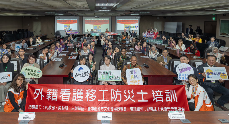 New Southbound Policy。Pelatihan pencegahan bencana ini tidak hanya bertujuan meningkatkan pengetahuan dan keterampilan kesiapsiagaan bencana para pekerja migran, tetapi juga mendorong para peserta asal Indonesia untuk membagikan ilmu yang diperoleh, sehingga menjadi kekuatan penting yang menghadirkan rasa aman dan keselamatan bagi diri sendiri maupun orang lain. (Foto oleh Istana Kepresidenan)
