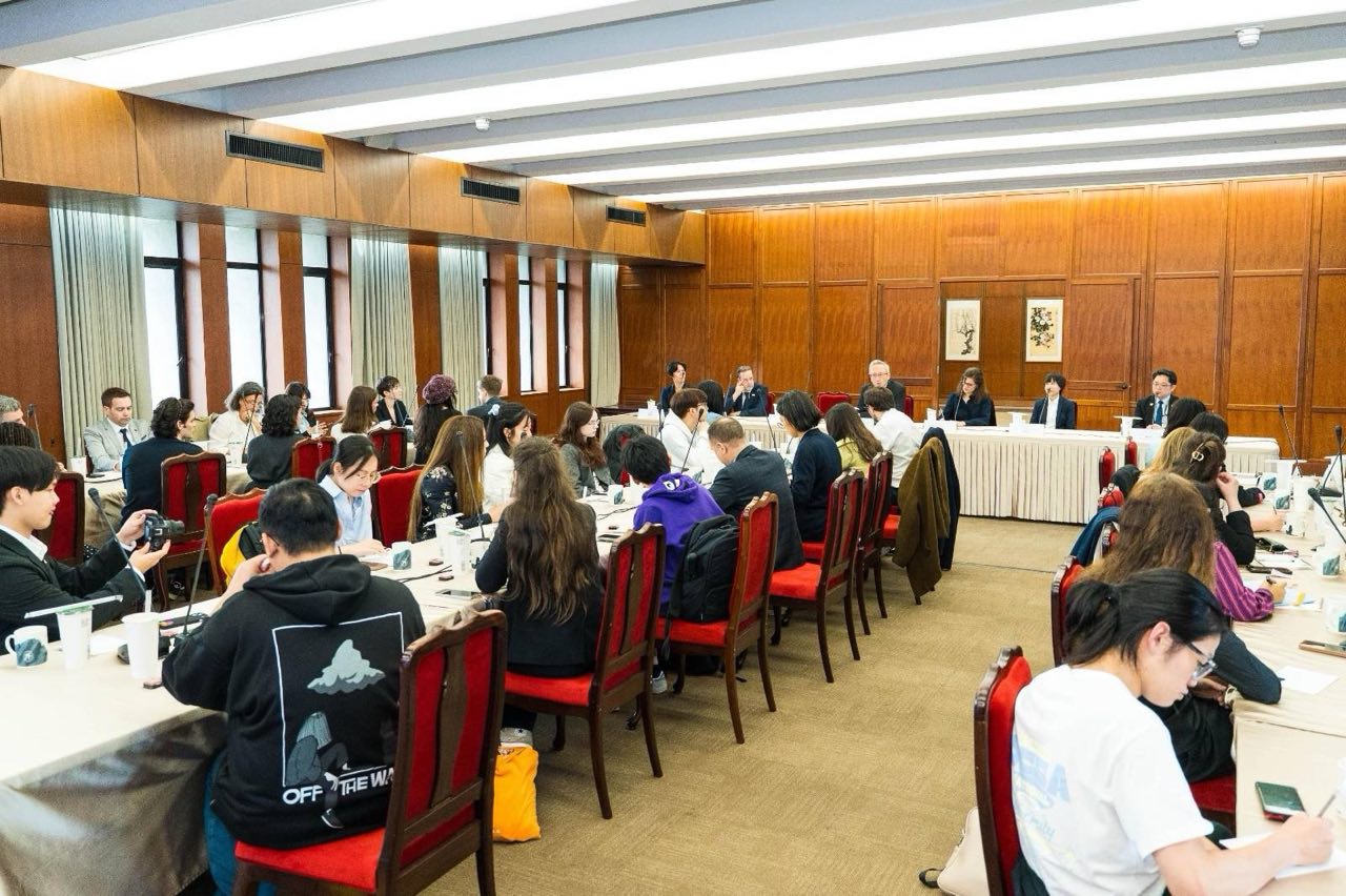 New Southbound Policy。Wamenlu Wu Chih-chung menyampaikan bahwa meskipun Taiwan menghadapi tekanan dan ancaman ekstrem dari Tiongkok di kancah internasional, Taiwan tetap berdiri tegak dan memainkan peran kunci dalam rantai pasok semikonduktor global. Lebih dari 60 persen chip dunia, 95 persen chip dengan proses manufaktur paling mutakhir, serta 100 persen chip yang terkait dengan kecerdasan buatan (AI) diproduksi di Taiwan.