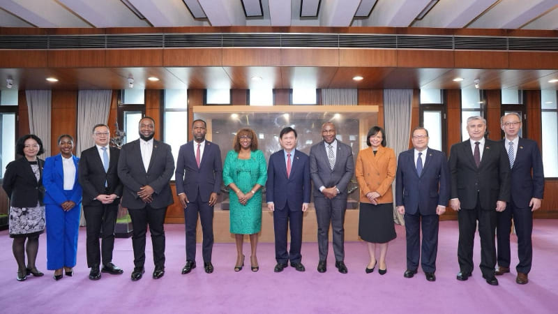 Foreign Minister Lin hosts farewell reception for Ambassador Bowman of Saint Vincent and the Grenadines