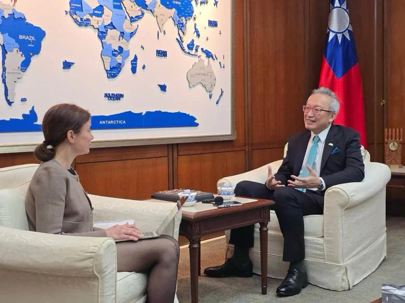 Deputy FM Wu gives exclusive interview to Canada’s Le Devoir