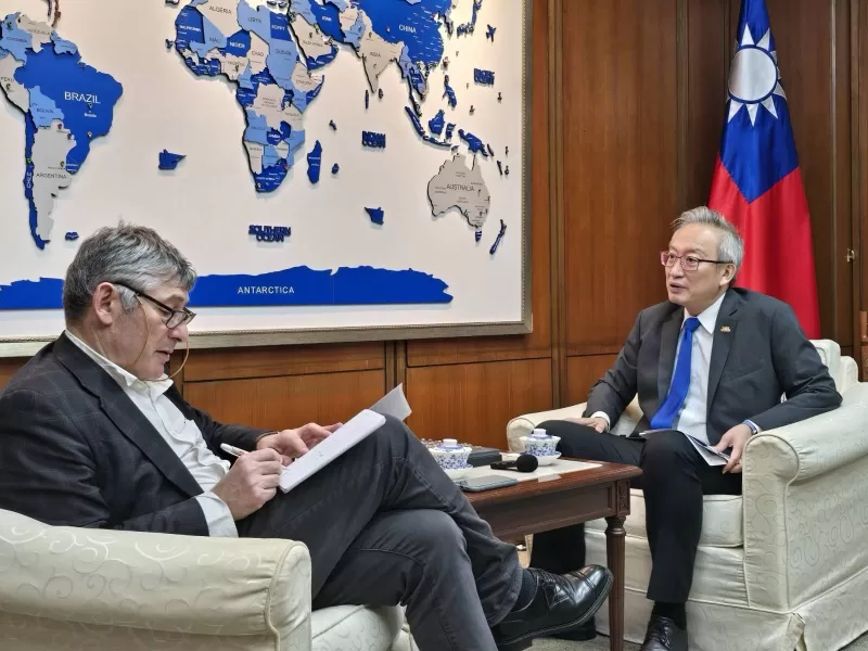 Deputy FM Wu interviewed by French magazine Challenges