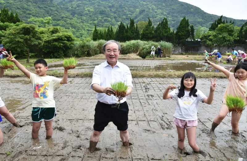 2026年は「蓬莱米」の命名100周年という重要な節目にあたる。これを記念すべく、農業部は22日、「蓬莱米」発祥の地である陽明山・竹子湖で「蓬萊米100周年記念田植え式典」を開催した。