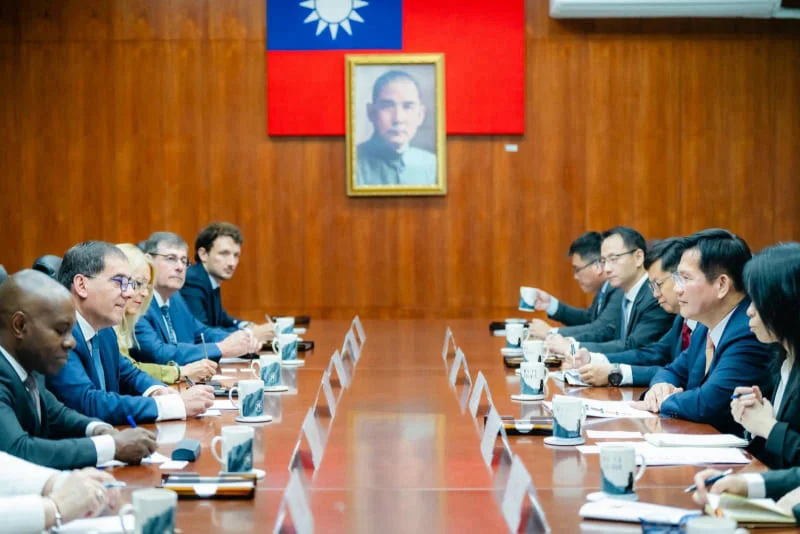 FM Lin receives French senate delegation