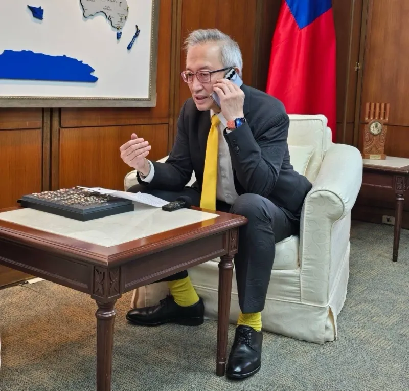 Deputy FM Wu interviewed for French radio