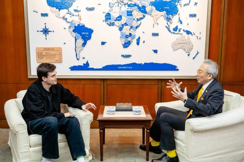 Deputy FM Wu gives interview to French YouTuber