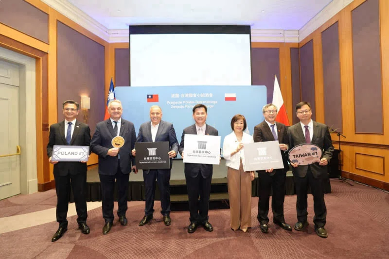 FM Lin visits Polish Parliament