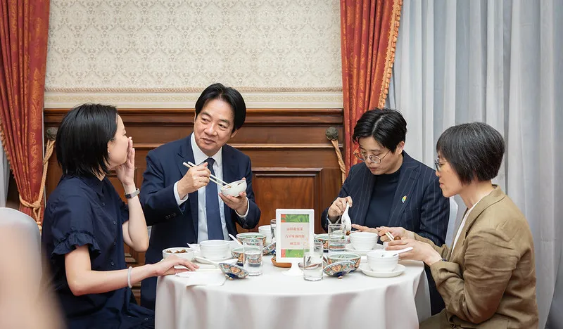 頼清徳総統、『台湾漫遊鉄道のふたり』作者らに奨励金 : Taiwan Today