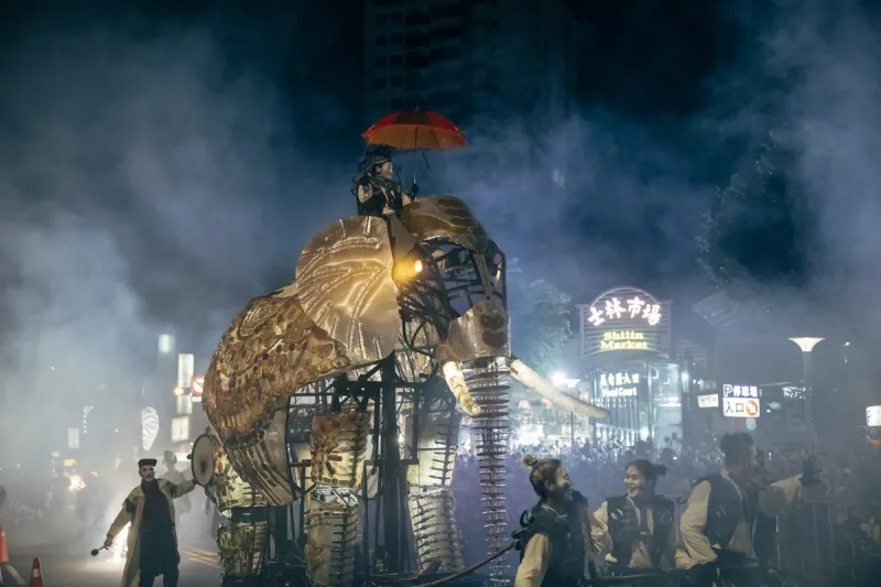 Deux représentations du spectacle de rue « Trois éléphants passent… » de la troupe française Compagnie Oposito ont attiré au total plus de 150 000 spectateurs taïwanais et étrangers dans les rues de l’arrondissement de Shilin, à Taipei, les samedi 5 et dimanche 6 septembre, selon le Centre des arts de la scène de Taipei. 