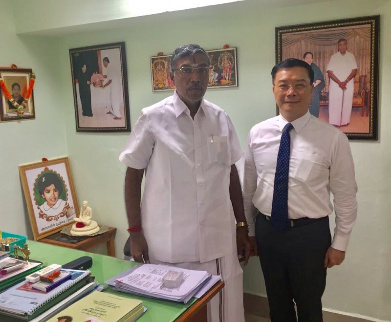 清奈辦事處李朝成處長(右)拜會泰米爾那都州高等教育部長Thiru K. P. Anbalagan(左)
