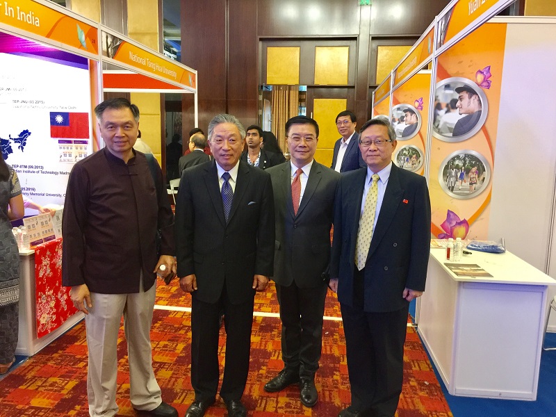 駐印度代表處田中光大使(左二); 駐清奈辦事處李朝成處長(右二);國立清華大學賀陳弘校長(右);國際處王偉中博士(左)