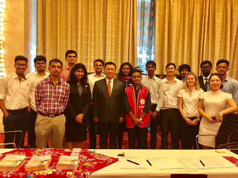 駐清奈辦事處李朝成處長(左七)與印度臺灣高等教育展SRM大學工作人員合影