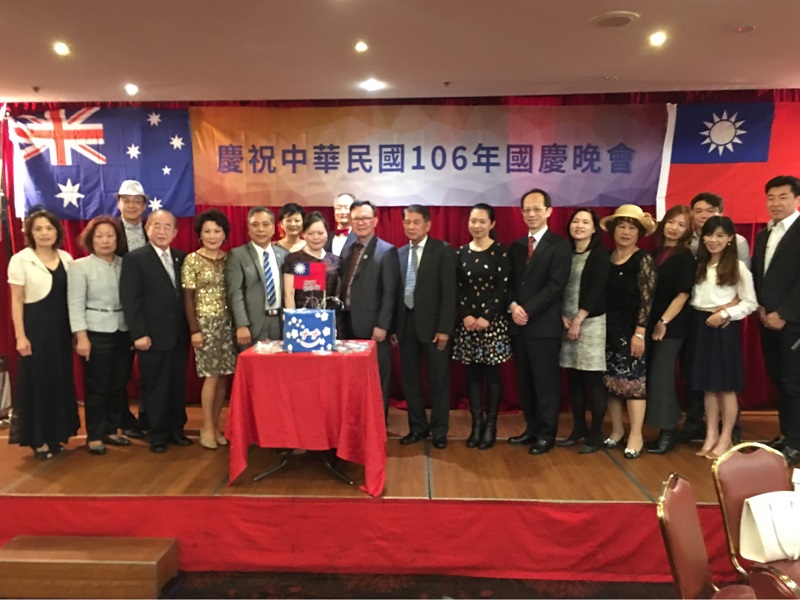 王處長與國慶晚會嘉賓合影。