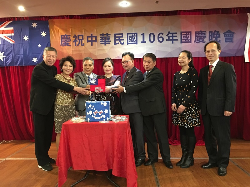 王處長與晚會嘉賓共切蛋糕慶賀中華民國生日快樂