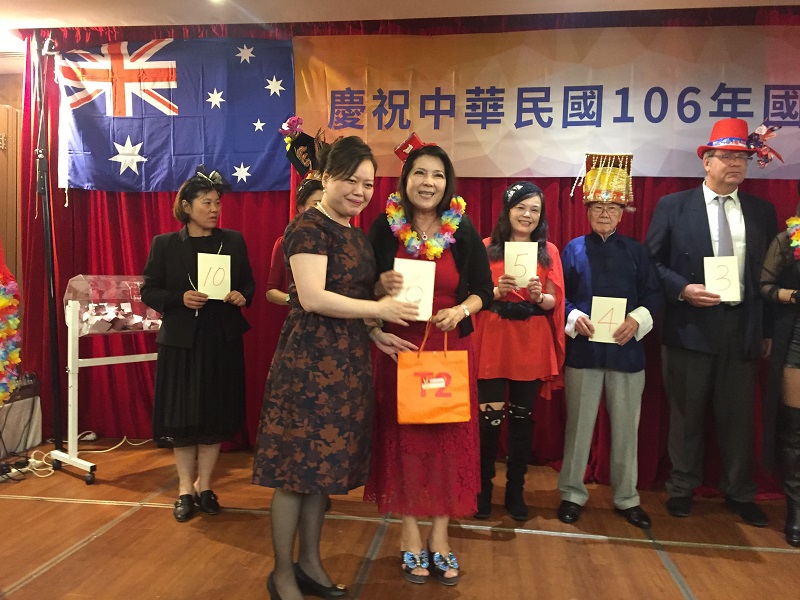 王處長頒獎予晚會「創意帽子競賽」得獎者之一。