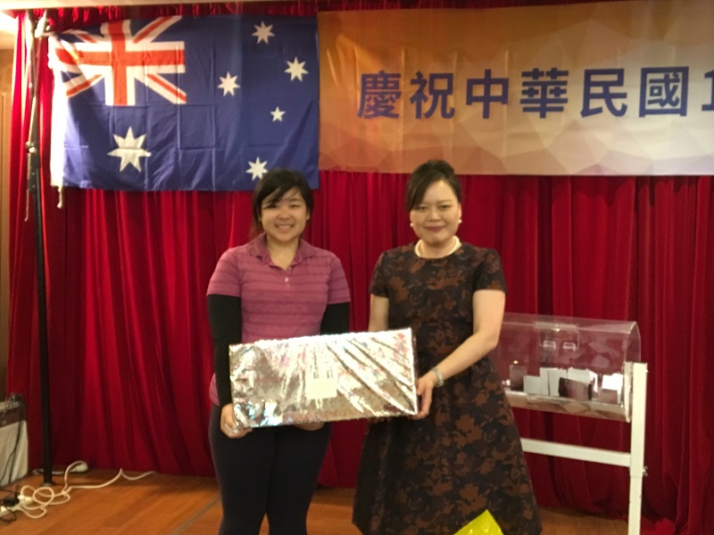 王處長與本處提供之摸彩獎品得獎人合影。