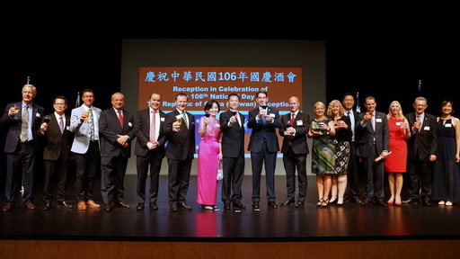 洪振榮處長夫婦與澳洲聯邦議員、昆士蘭州議員及地方政府首長與議員舉杯同慶
