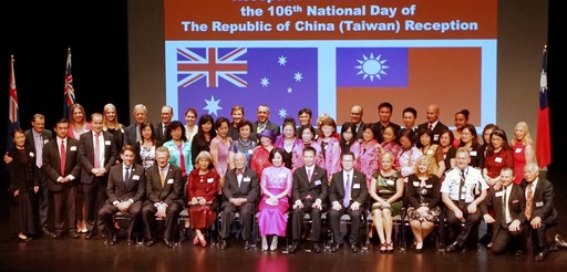 洪振榮處長夫婦在布里斯本國慶酒會上與政要、主流社會各界人士及僑胞合影