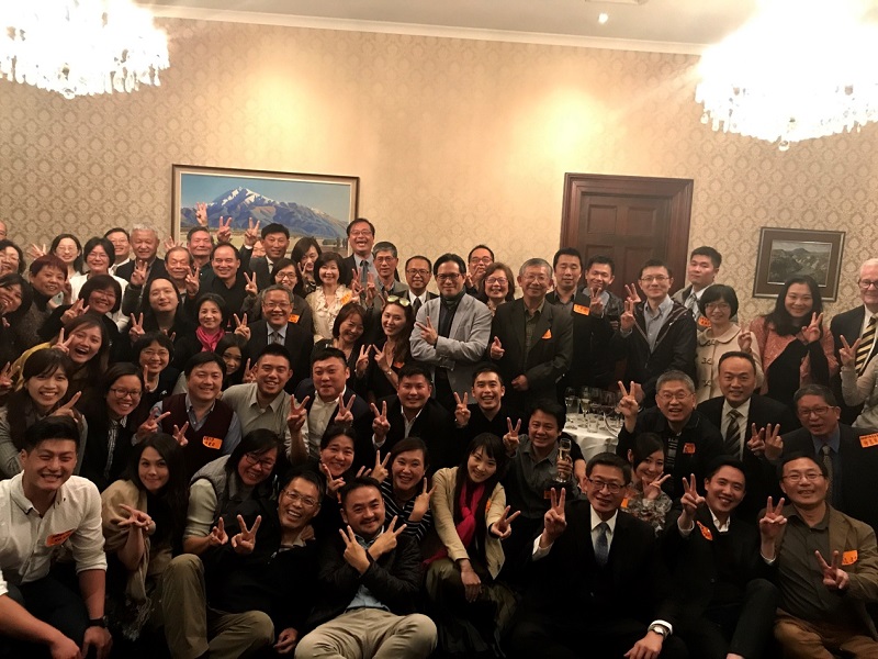 歡迎晚會氣氛融洽熱烈，與會人員合影留念