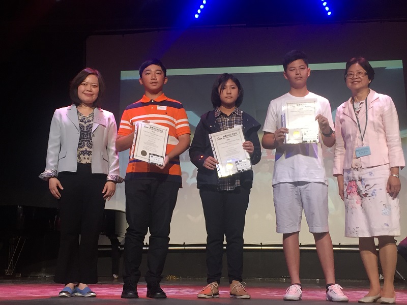 王處長頒發「優異中學生獎」予三校獲獎生