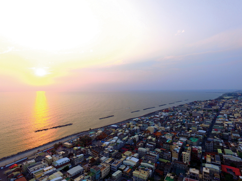 Severe erosion has dramatically changed the coastal scenery near Kezailiao. What hasn’t changed is the residents’ straightforwardness, warmth, and love of their hometown. (photo by Jimmy Lin)