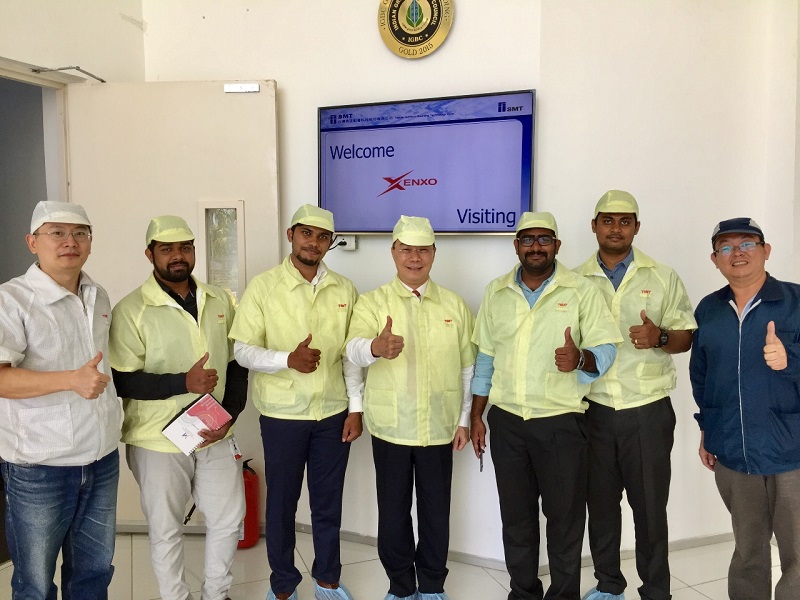 駐清奈辦事處李朝成處長(中)陪同印度新創公司Xenxo重要幹部參訪臺灣表面黏著科技公司清奈廠，受到王耀毅廠長（右一）及王少甫經理（左一）等人熱烈歡迎