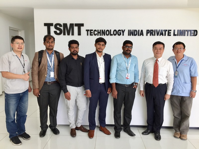 駐清奈辦事處李朝成處長(右二)陪同印度新創公司Xenxo重要幹部參訪臺灣表面黏著科技公司清奈廠，受到王耀毅廠長（右一）及王少甫經理（左一）等人熱烈歡迎