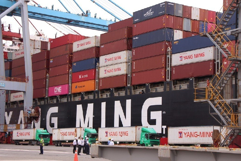 8 container chở thanh nhiên liệu hạt nhân của Nhà máy điện hạt nhân số 4 đã đến cảng Cơ Long, sau khi hoàn thành các thủ tục vận chuyển hàng hóa sẽ chính thức được chuyên chở về Mỹ (Ảnh: UDN)