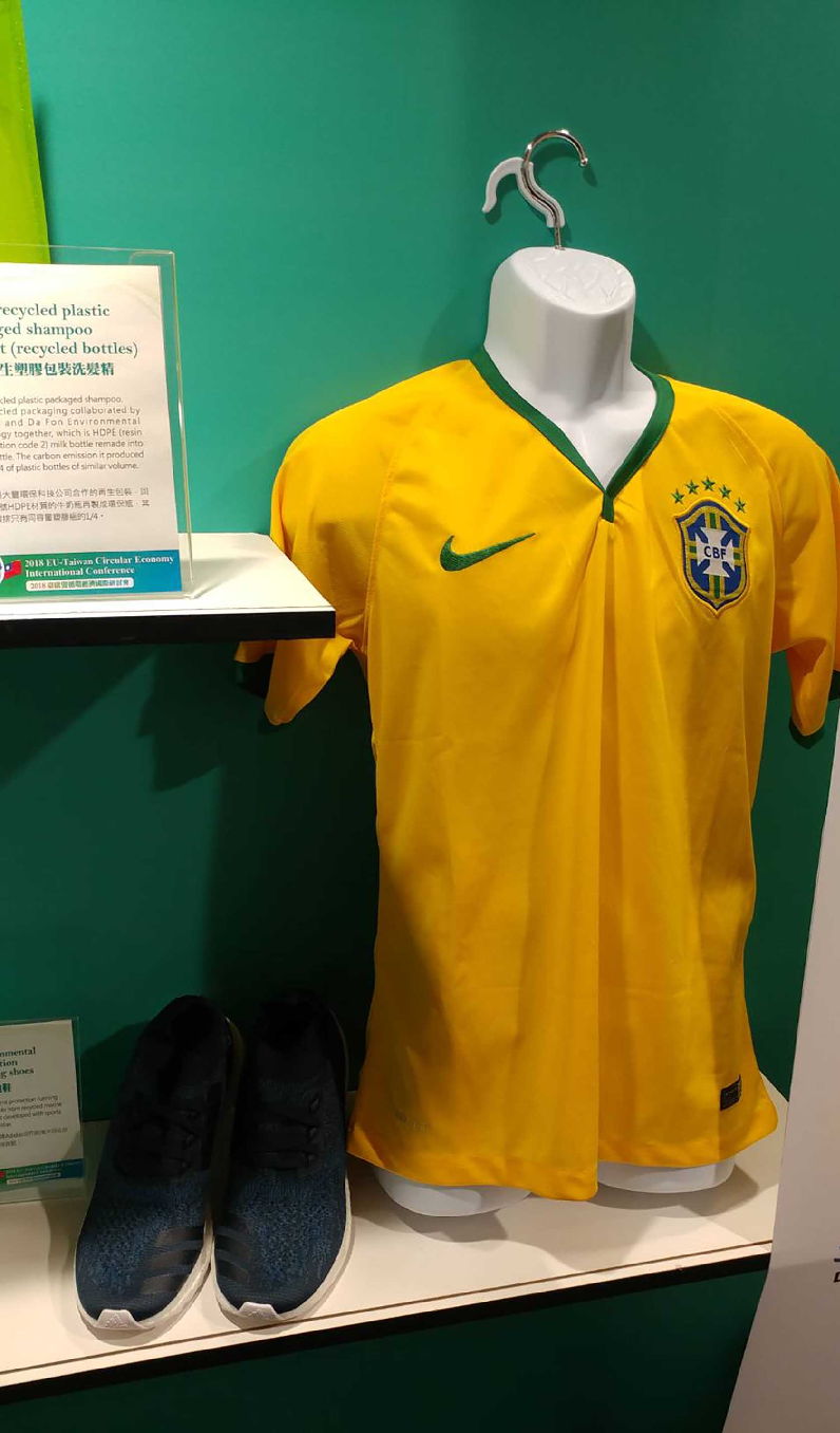 Tại World Cup 2018, có 16 đội tuyển quốc gia mặc áo thi đấu được may từ sợi vải thân thiện với môi trường là chất liệu được sản xuất từ chai nhựa PET tái chế của Đài Loan. Ảnh trên là hình ảnh áo thi đấu sử dụng chất liệu thân thiện với môi trường được trưng bày tại “Tuần lễ sáng tạo EU-Hội thảo nghiên cứu quốc tế về kinh tế tuần hoàn Đài Loan-EU năm 2018” do Sở Bảo vệ Môi trường và Liên minh châu Âu hợp tác tổ chức (Ảnh: CNA)