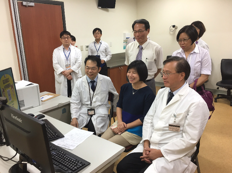Lễ khai trương “Trung tâm khám chữa bệnh đa khoa và chăm sóc y tế cho người dân Đài Loan” do Bệnh viện đa khoa Cựu chiến binh Đài Trung và Bệnh viện Đại học Y Dược thành phố Hồ Chí Minh hợp tác xây dựng đã được tổ chức vào ngày 30/7/2018 tại Việt Nam. Phó Thị trưởng thành phố Đài Trung Lâm Y Oanh (ngồi giữa) đã chứng kiến buổi lễ thông qua hệ thống video khám chữa bệnh từ xa (Ảnh: Bệnh viện đa khoa Cựu chiến binh Đài Trung)