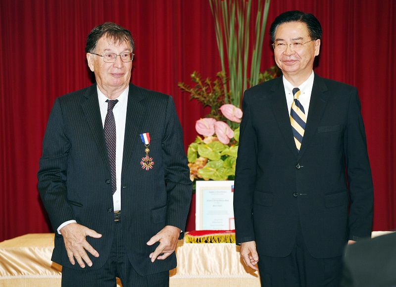Pierre dengan gembira mengatakan,
