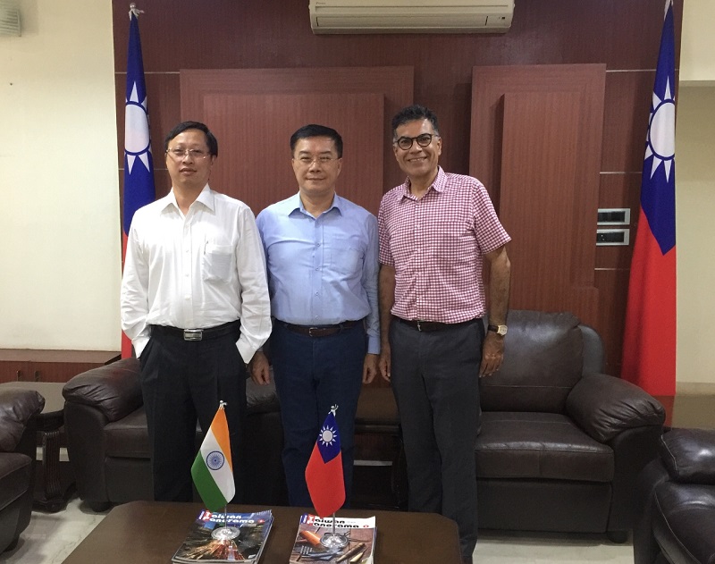 印度商Sunukie Industrial Advisory Llp.公司總經理Sunil Rallan(右)陪同臺商盈亞科技股份有限公司(Yinsmart Technoloty Co., Ltd.)盧育德專案經理(左)拜會駐清奈辦事處李朝成處長(中）