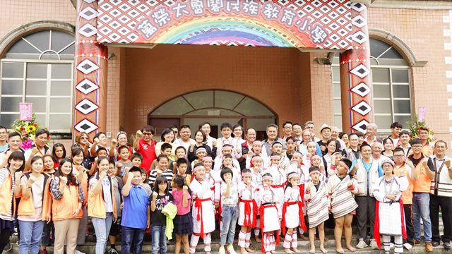 Ngày 30/8/2018, “Trường Tiểu học giáo dục dân tộc Truku Vạn Vinh” đã chính thức được thành lập, trở thành trường tiểu học thực nghiệm hình thái nguyên trú đầu tiên của huyện Hoa Liên, đồng thời cũng là trường tiểu học giáo dục thực nghiệm dân tộc Truku đầu tiên của Đài Loan (Ảnh: Bộ Giáo dục)