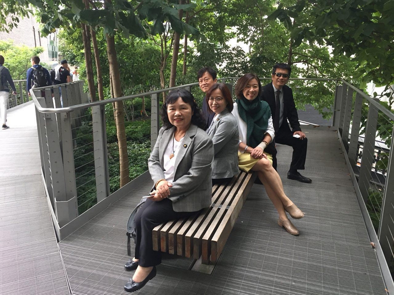立法院(前起)陳曼麗委員、李麗芬委員及林靜儀委員於9月20日參訪紐約市永續發展新建設Hudson Yards Development及高線公園(Highline Park)，瞭解紐約如何締造廢用鐵道的綠色奇蹟，並將該區域與高線公園緊密相連的廢棄空間整建為兼具商業性與便利生活機能的住商社區