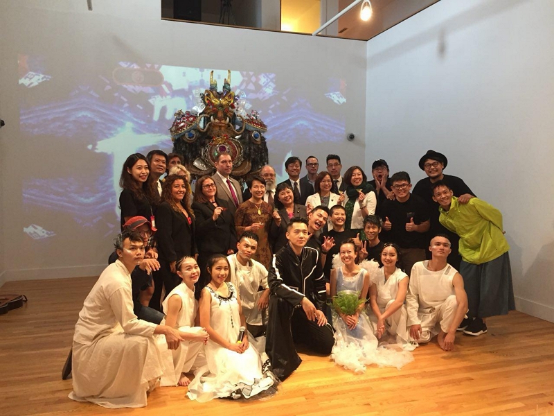 立法院林靜儀委員、陳曼麗委員、李麗芬委員及徐儷文大使於9月19日上午赴紐約市立大學皇后社區學院美術館參觀WOW Taiwan藝術展，與WOW Taiwan成員、學院及館方人員合影