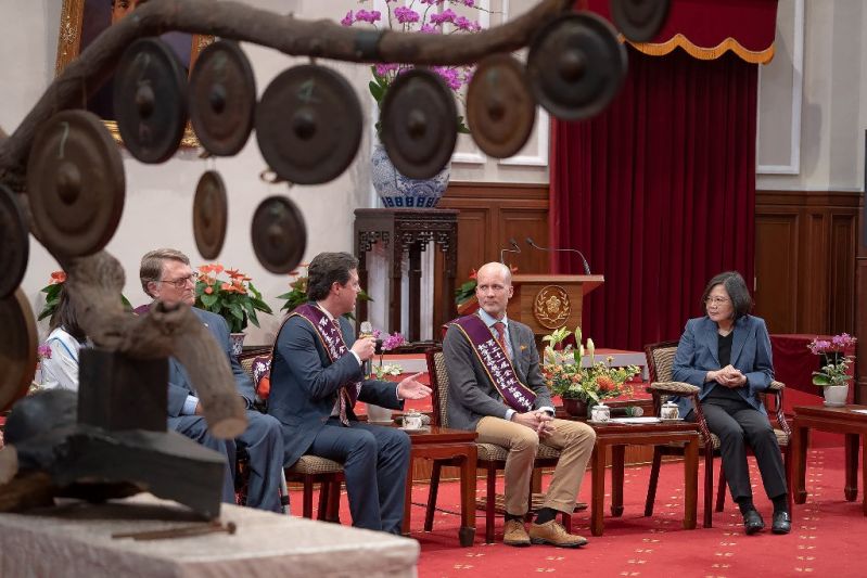 President Tsai Ing-wen (right) listens as a previous recipient of the Fervent Global Love for Lives Award shares his experiences during a reception at the Office of the President Sept. 20 in Taipei City. (Courtesy of Office of the President)