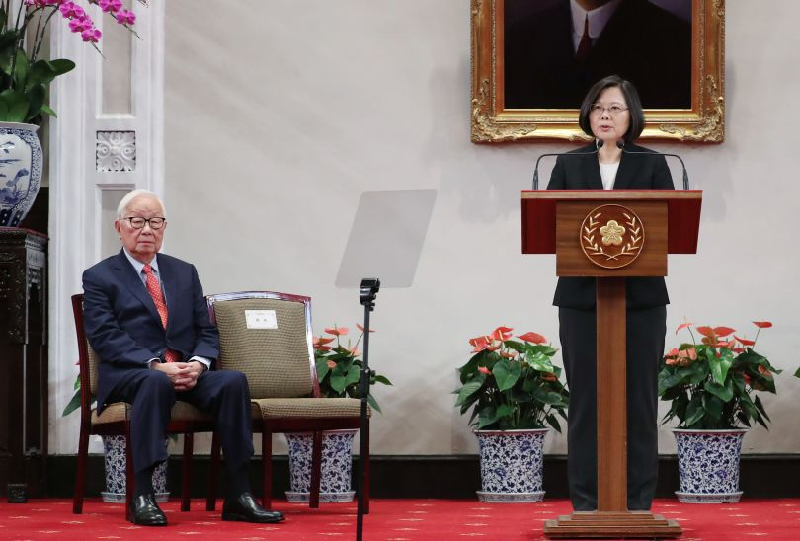 Sáng 3/10/2018, Tổng thống Thái Anh Văn (bên phải) đã tuyên bố mời người sáng lập Công ty chế tạo chất bán dẫn Đài Loan (TSMC) - ông Trương Trung Mưu (bên trái) đảm nhận nhiệm vụ đại diện lãnh đạo Đài Loan tham dự Hội nghị Lãnh đạo các nền kinh tế APEC diễn ra từ ngày 12/11 đến ngày 18/11/2018 tại Papua New Guinea (Ảnh: CNA)