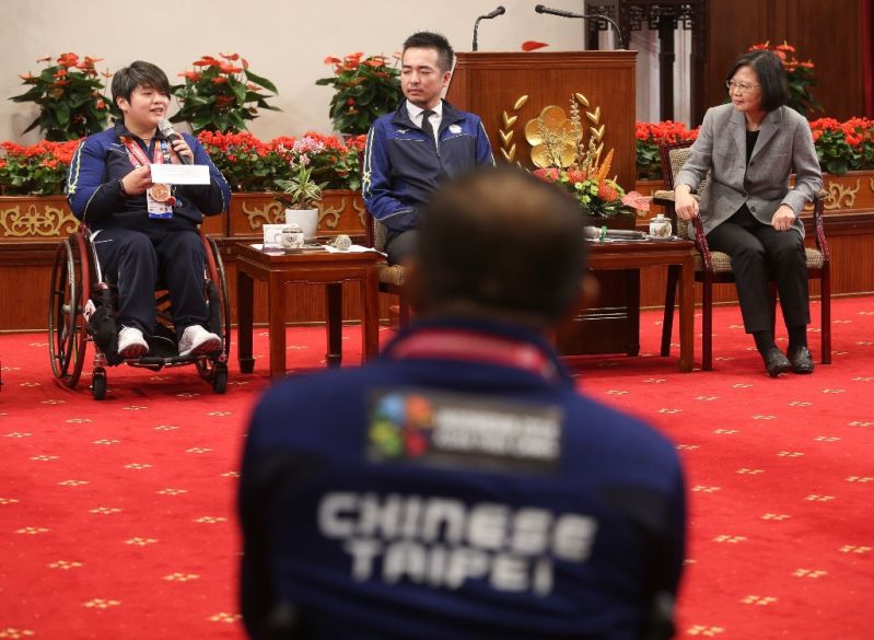 President Tsai Ing-wen (right) is all ears as powerlifter Lin Tzu-hui shares her tale of battling for bronze during the recently concluded 2018 Asian Para Games at the Office of the President Oct. 15 in Taipei City. (Courtesy of Office of the President)