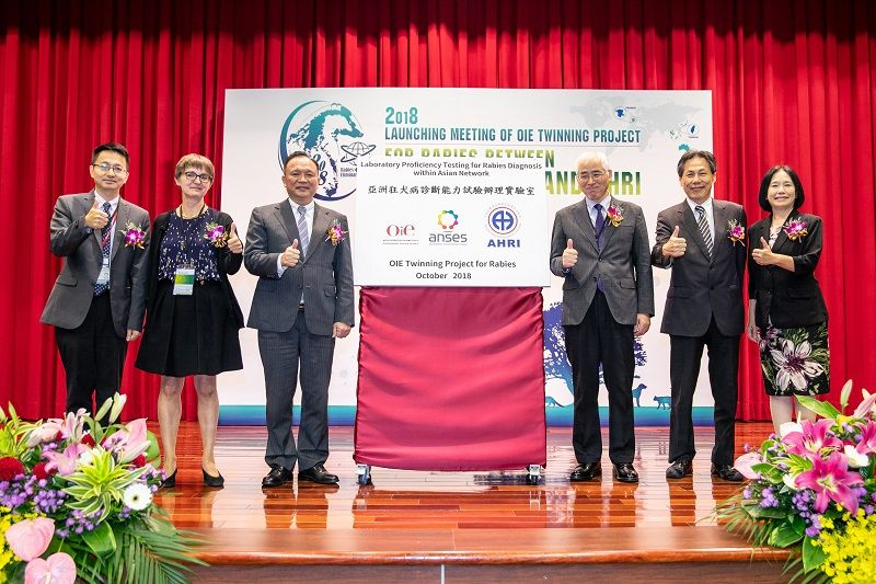 Ngày 17/10/2018, Viện Nghiên cứu Thú y thuộc Ủy ban Nông nghiệp (COA) và Phòng thí nghiệm tham khảo về bệnh dại và động vật hoang dã Nancy thuộc Tổ chức an toàn thực phẩm, môi trường và sức khỏe nghề nghiệp của Pháp (ANSES) đã cùng tổ chức “Hội nghị khởi động Chương trình ghép đôi của Tổ chức Thú y Thế giới về bệnh dại năm 2018” và lễ ra mắt Đài Loan trở thành “Trung tâm đối chiếu khả năng chẩn đoán bệnh dại châu Á” (Ảnh: COA)
