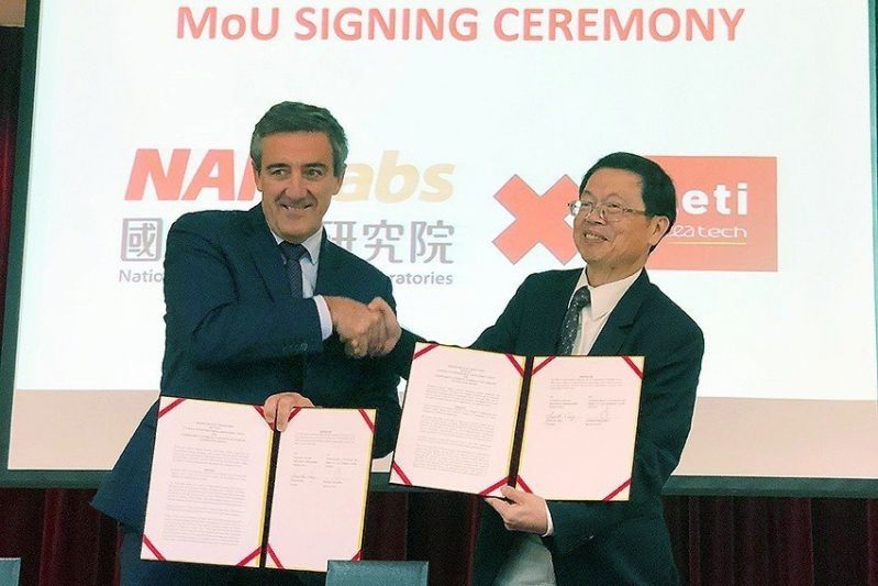 Ngày 22/10/2018, Phó Viện trưởng Viện Nghiên cứu Thực nghiệm Quốc gia (NARLabs) Ngô Quang Chung (bên phải) và Giám đốc điều hành Phòng thí nghiệm Điện tử và Công nghệ thông tin Pháp (LETI) Emmanuel Sabonnadiere đã ký kết Thỏa thuận hợp tác giữa hai bên về nghiên cứu và phát triển công nghệ (Ảnh: NARLabs)