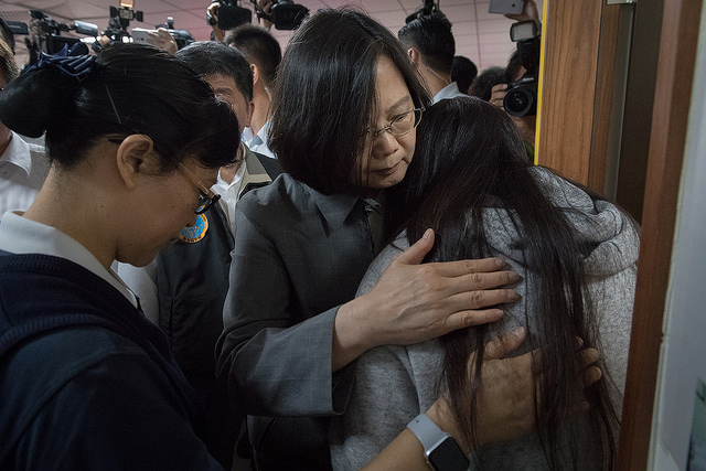 Presiden Tsai Ing-wen tiba di lokasi kecelakaan hari Senin pukul 7 pagi untuk memantau situasi terakhir dan meninjau upaya penyelamatan dan pemulihan di lapangan.